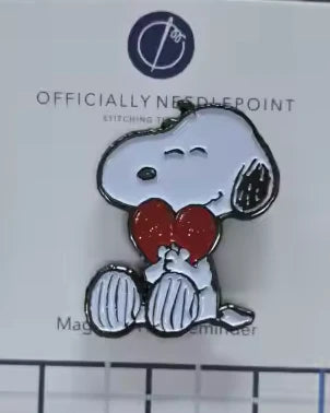 Snoopy Hugging Glitter Heart Needle Minder