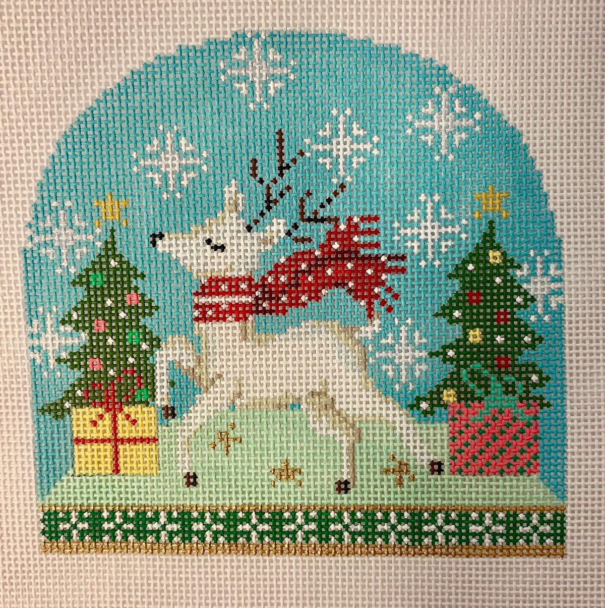Snowdome Reindeer w/Scarf
